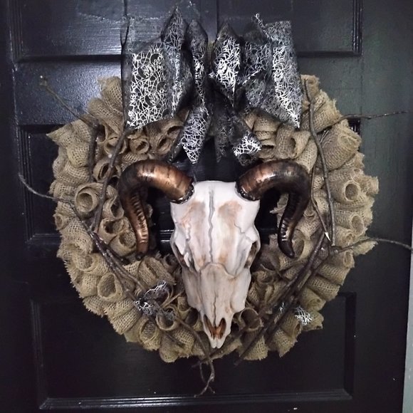Halloween 🦇 Skull Wreath, 18 inches - Picture 1 of 4